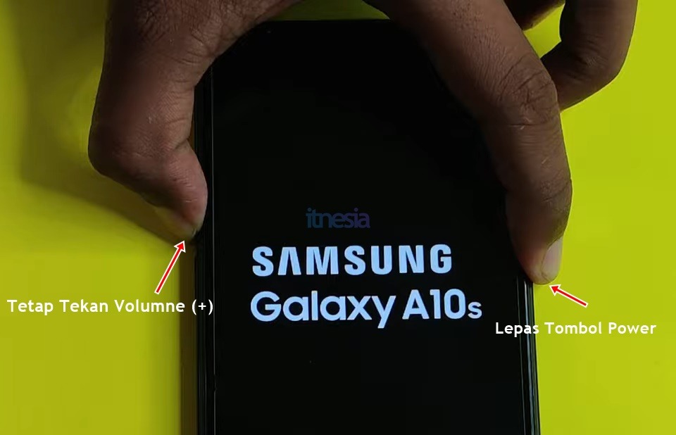 lepas tombol power tapi tetap tekan tombol Volume (+)